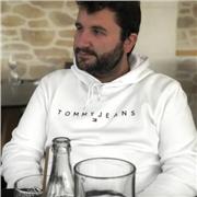 Jeune homme de 27 ans proposant des cours en ligne pour les élèves de la 6ᵉ à la 3ᵉ.